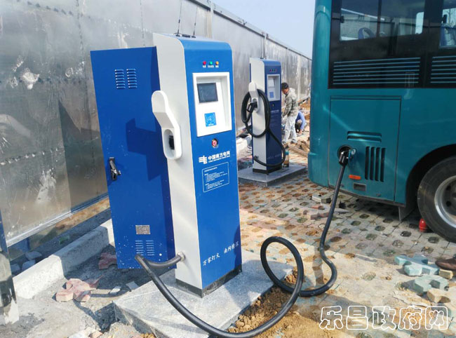 樂昌東站電動(dòng)汽車充電樁投入使用    閔樂聰 攝
